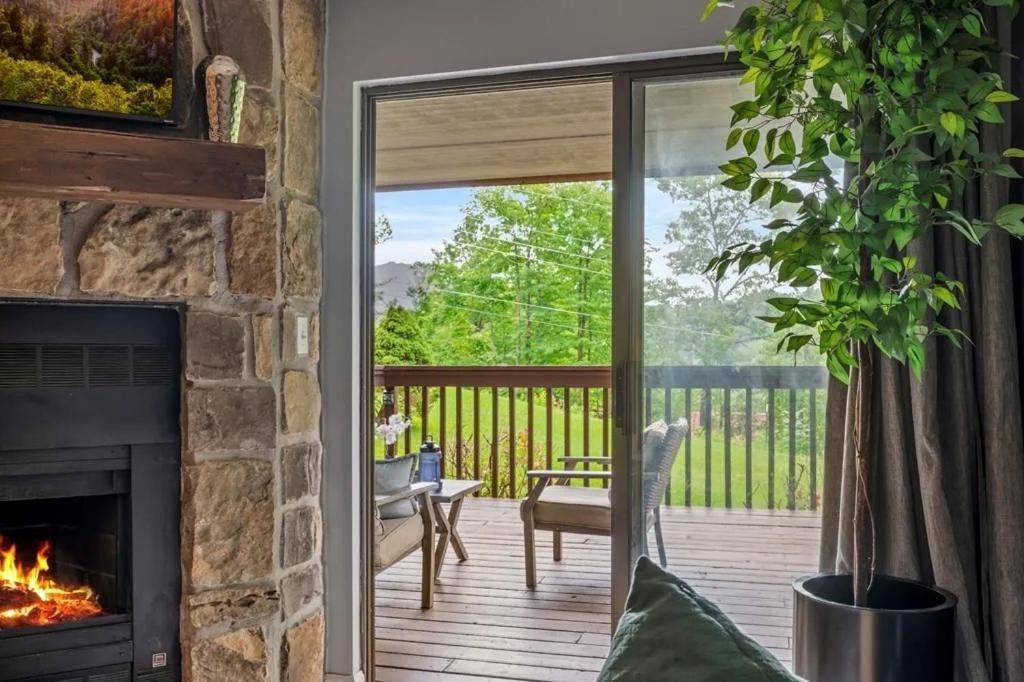 Views & Fireplace - Minutes To Gburg And Ober - Condo Gatlinburg Bagian luar foto